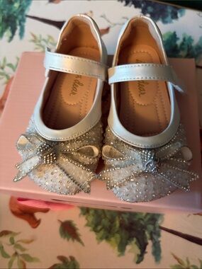 Girls White Mary Jane Dress Shoes with Sparkle Bow Accent